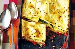 Zucchini Lasagne mit Ricotta Bringt schnell die Energie zurück: Die Zuccini-Lasagne mit Ricotta stärkt die Muskeln mit schnellen Kohlenhydraten und Molkeeiweiß. Direkt nach dem Sport auftischen! Zum Rezept: Zucchini-Lasagne mit Ricotta