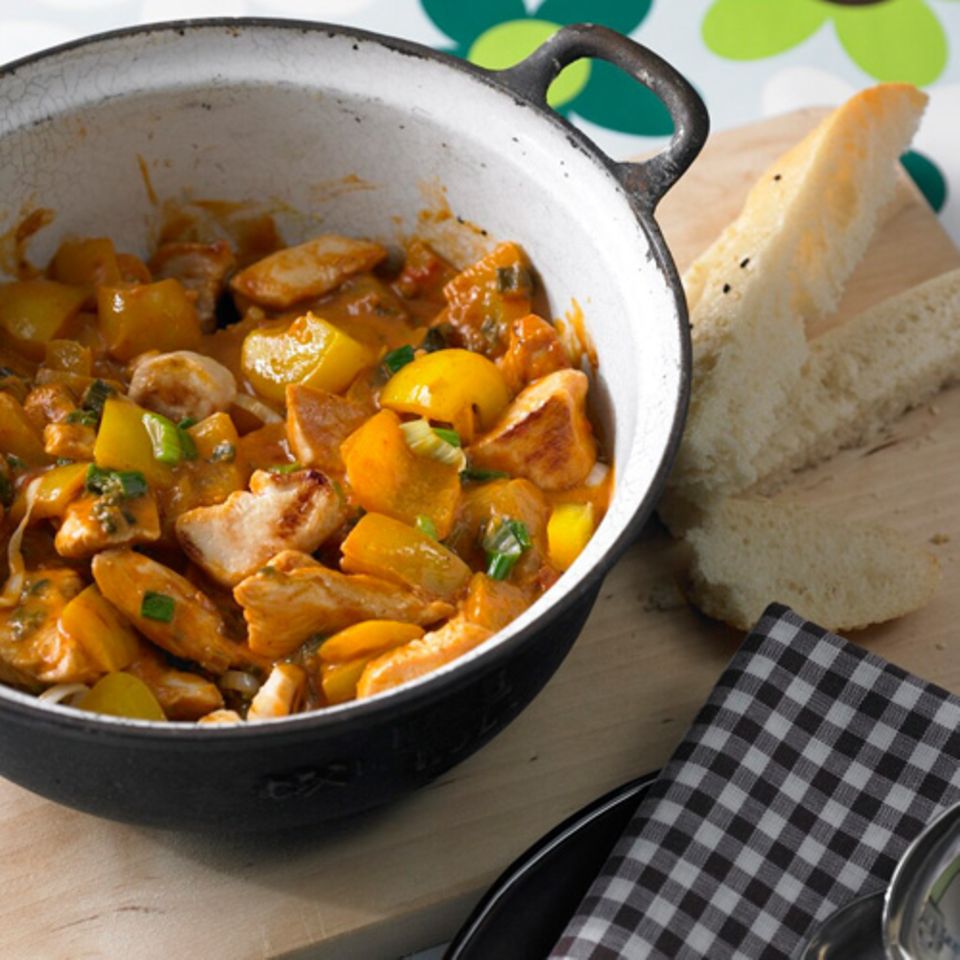 Aus Chili con Carne wird Chili con Chicken: In dieser Variante wird nicht Hackfleisch, sondern Hähnchenbrustfilet als "carne" verwendet. Zum Rezept: Chili con Chicken Aus Chili con Carne wird Chili con Chicken: In dieser Variante wird nicht Hackfleisch, sondern Hähnchenbrustfilet als "carne" verwendet. Zum Rezept: Chili con Chicken