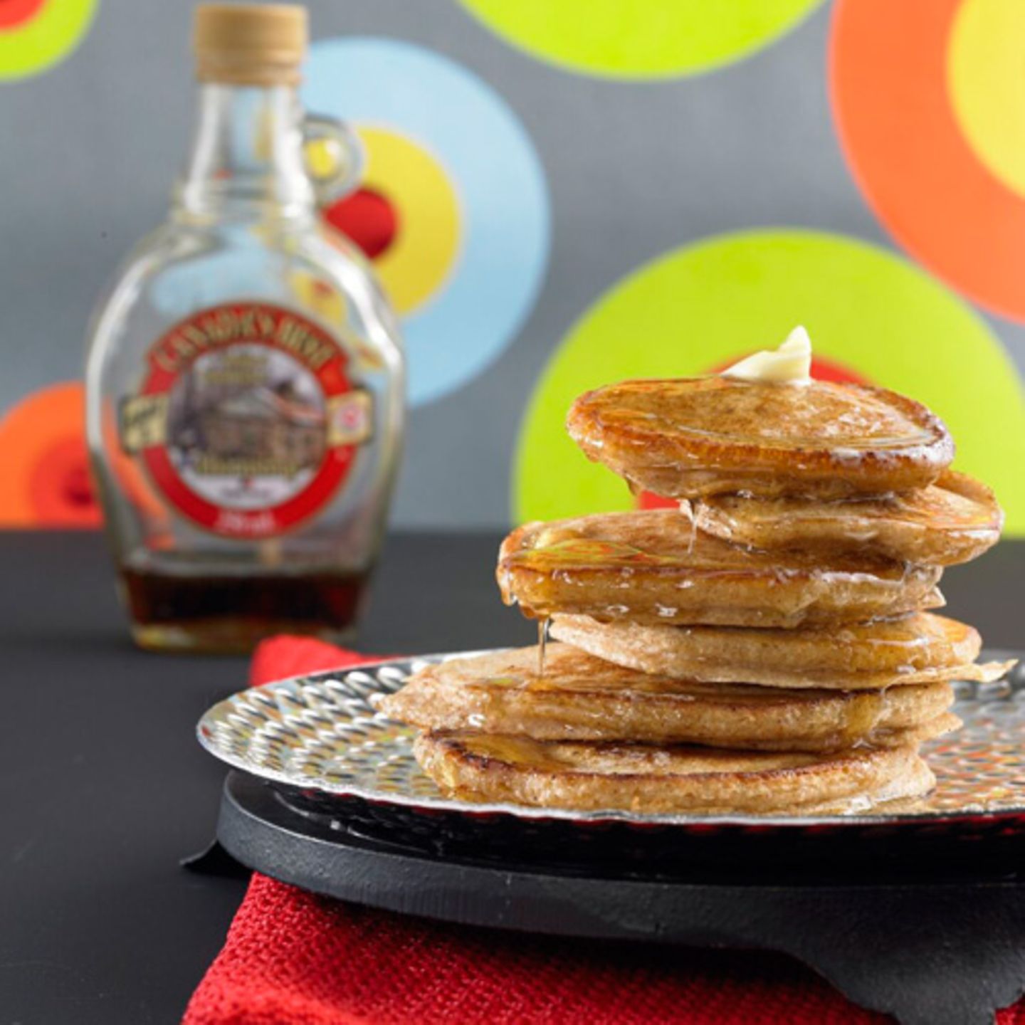 Sie dürfen bei keinem amerikanischen Breakfast fehlen: Pancakes. Traditionell werden sie mit warmem Ahornsirup serviert. Rezept: Vollkorn-Pancakes mit Ahornsirup