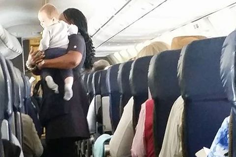 Erster Flug mit Baby: Diese Flugbegleiterin tut wirklich alles für Familien