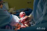 Emotionen pur!: Nach 24 Stunden Wehen kam dieses Baby schließlich doch per Kaiserschnitt zur Welt.