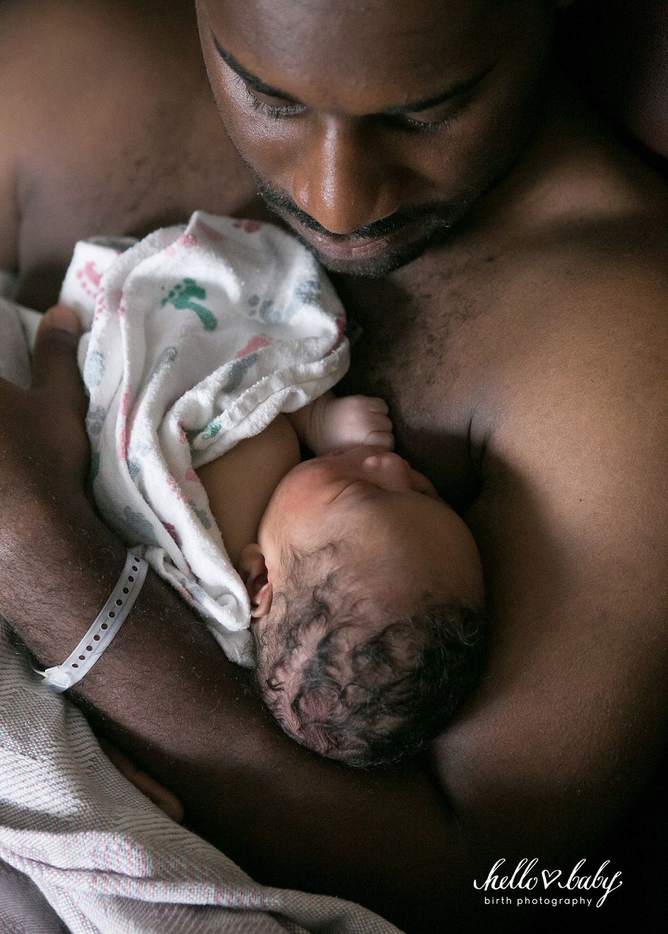 Emotionen pur!: "Ein Papa, der den ersten Hautkontakt mit seinem Baby genießt. Bei diesem Anblick verliebt man sich noch mal aufs Neue in seinen Partner!"