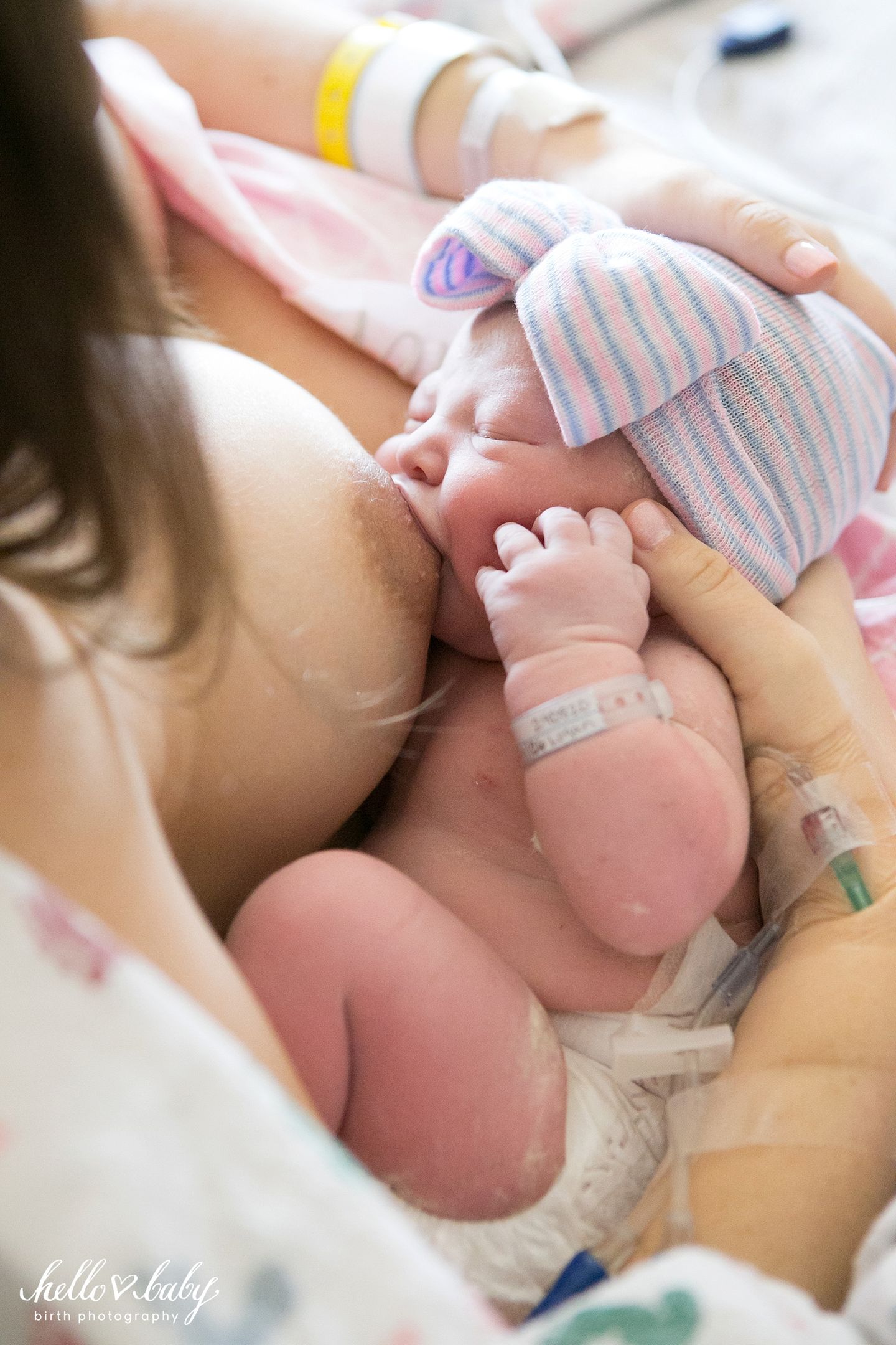 Emotionen pur!: "Der Moment, in dem ein Baby zum ersten Mal an der Brust seiner Mutter saugt, fasziniert mich immer wieder. Dieser Instinkt ist unglaublich!" Hier seht ihr noch mehr Bilder von Hello Baby Birth Photography.