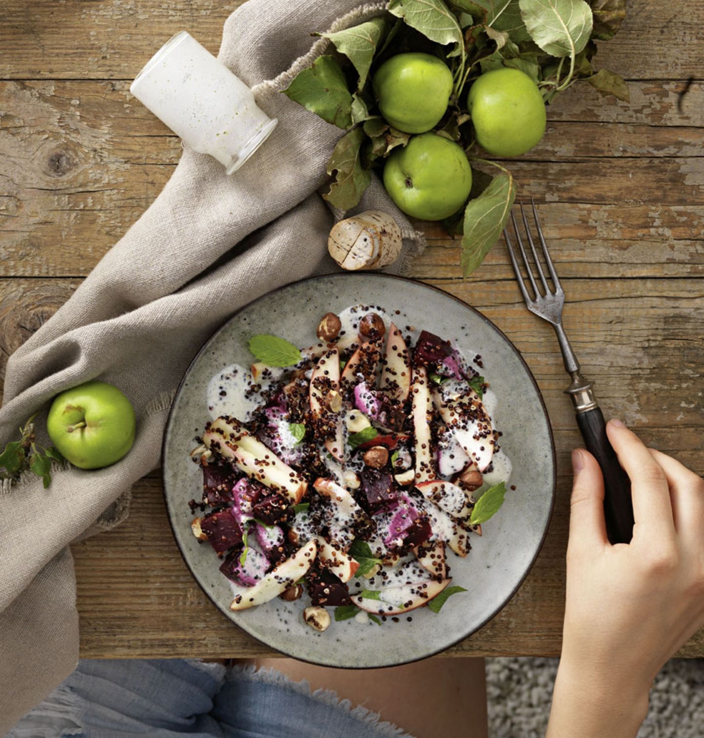 Der Apfel-Quinoa-Salat wird mit einem Kokosmilch-Pfefferminz-Dressing verfeinert und ist komplett vegan. Zum Rezept: Apfel-Quinoa-Salat