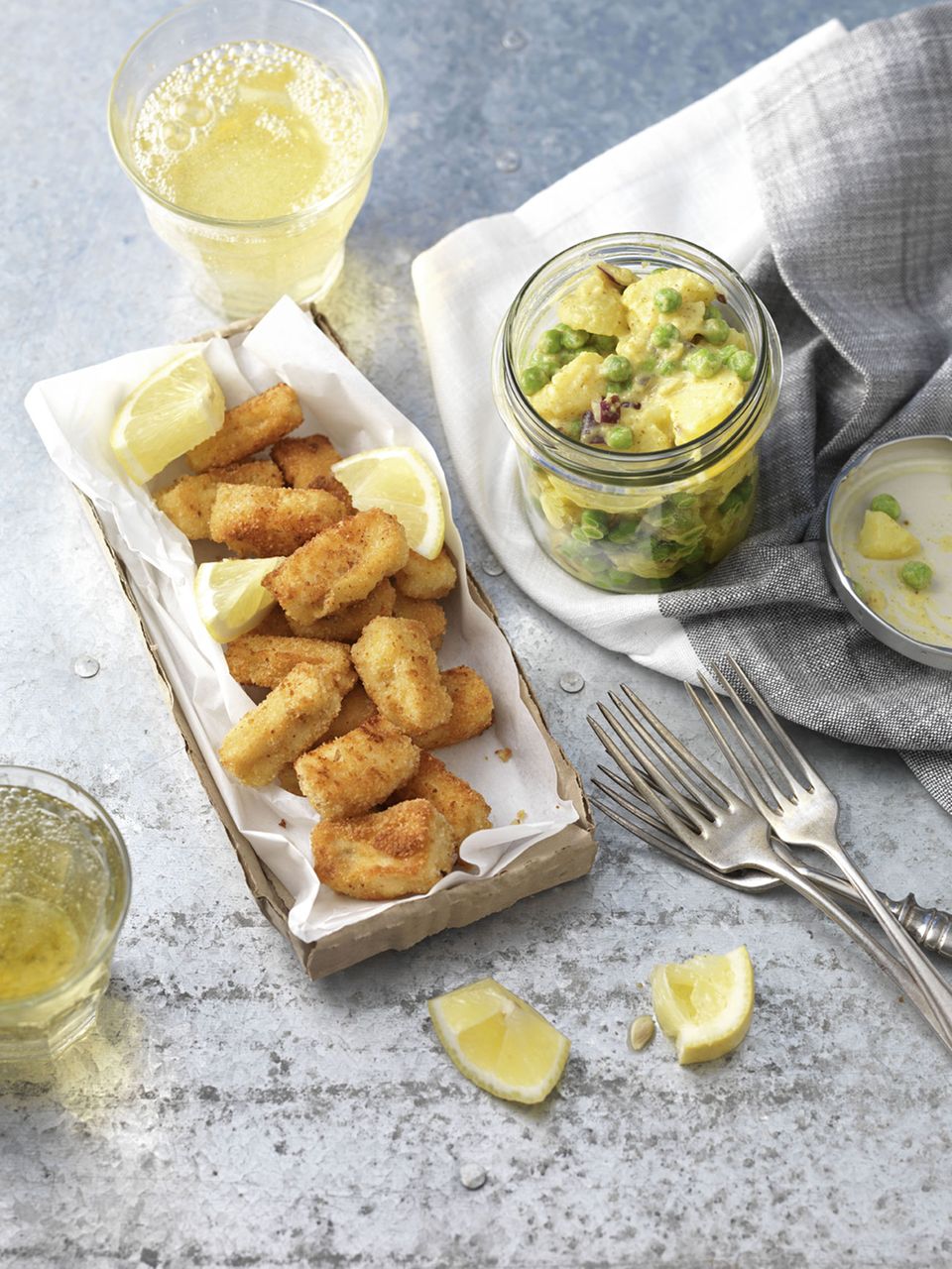 Dieser Salat erinnert an London und die große Auswahl an herrlichen Fish and Chips-Läden. Aber warum nicht einmal ganz anders ... Zum Rezept: Fish and Chips im Glas