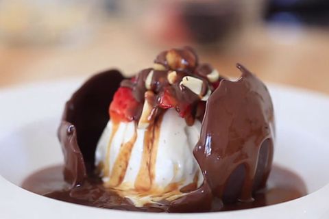 Schokoladenball als Dessert - so geht's!