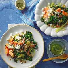 Linsen überzeugen durch einen sehr hohen Eiweißanteil. Sie sind reich an Ballaststoffen und sorgen so für ein langanhaltendes Sättigungsgefühl. Die Papaya verleiht diesem Salat eine köstliche Frische. Zum Rezept: Papaya-Linsen-Salat