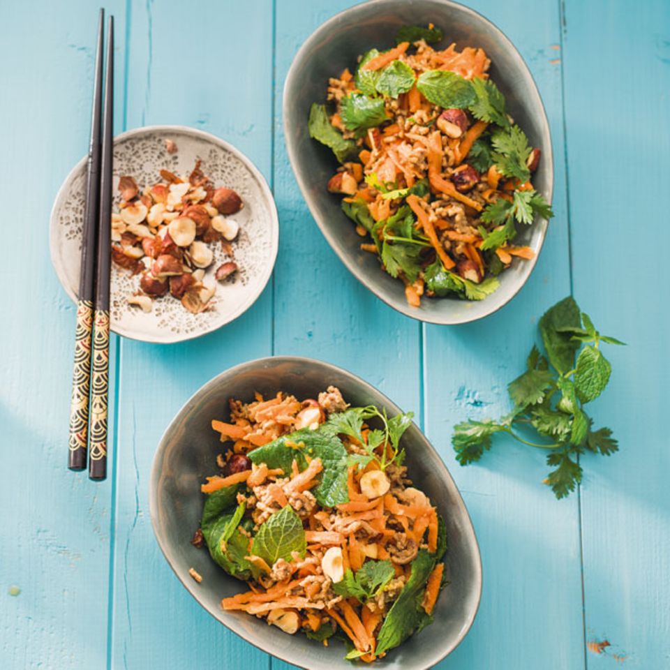 Haselnuss-Karotten-Salat mit Hackfleisch