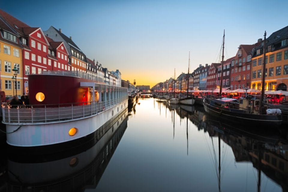 Schiffe im Hafen Nyhavn in Dänemarks Hauptstadt Kopenhagen. Schiffe im Hafen Nyhavn in Dänemarks Hauptstadt Kopenhagen.