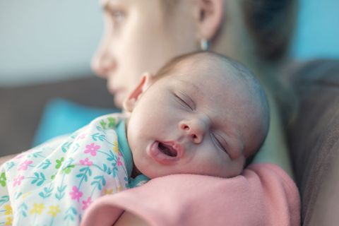 Debatte: Genervte Mutter mit Baby im Arm