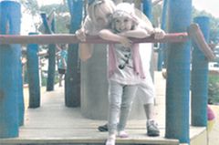 Nadine Hoppmann (40) ist verheiratet und Mutter von zwei Kindern (fast 5 und 1,5 Jahre alt). Die Arzthelferin ist seit fünf Jahren in Elternzeit Nadine Hoppmann (40) ist verheiratet und Mutter von zwei Kindern (fast 5 und 1,5 Jahre alt). Die Arzthelferin ist seit fünf Jahren in Elternzeit