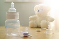 Wer nicht stillt, braucht für das Baby Fläschchen. Wer nicht stillt, braucht für das Baby Fläschchen.