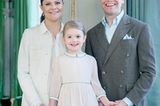 Auch die Eltern freuen sich: Kronprinzessin Victoria (38) und Prinz Daniel (42) sind natürlich stolz auf ihr Geburtstagskind. Adels-Profis erkennen sofort, dass die Fotos schon einen Tick älter sein müssen: Die hochschwangere Victoria hat einen zu kleinen Babybauch für ein brandaktuelles Bild.