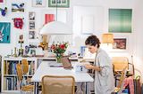 Wie wichtig ist dir beruflicher Erfolg? Wichtig. Dieser sollte aber auch immer in Einklang mit der Gegenwart stehen, denn kein Job der Welt kann Lebenszeit zurückgeben. Wie hat sich die Geburt deines Kindes auf deinen Job ausgewirkt? Ich bin mit Rosas erstem Geburtstag erst Halbzeit eingestiegen. Nach einem weiteren Jahr zwischen halbem Job und halbem Bemühen, die Grundlage für eine Doktorarbeit auf die Beine zu stellen, war die Frustration jedoch groß. Inzwischen weiß ich, was geht und was nicht geht: die Doktorarbeit mit Kind und Job jedenfalls nicht. Deshalb: Job wieder fast Vollzeit und Fokus auf eigene Ausstellungsprojekte. Richtige Entscheidung! Das Schöne am Mama-Sein in Bezug auf den Job: der Frust und Stress kann noch so groß sein, wenn dann abends die Kleine in der Badewanne sitzt und Geschichten aus der Kita erzählt, ist all der Stress wie weggefegt. Sehr zu empfehlen!