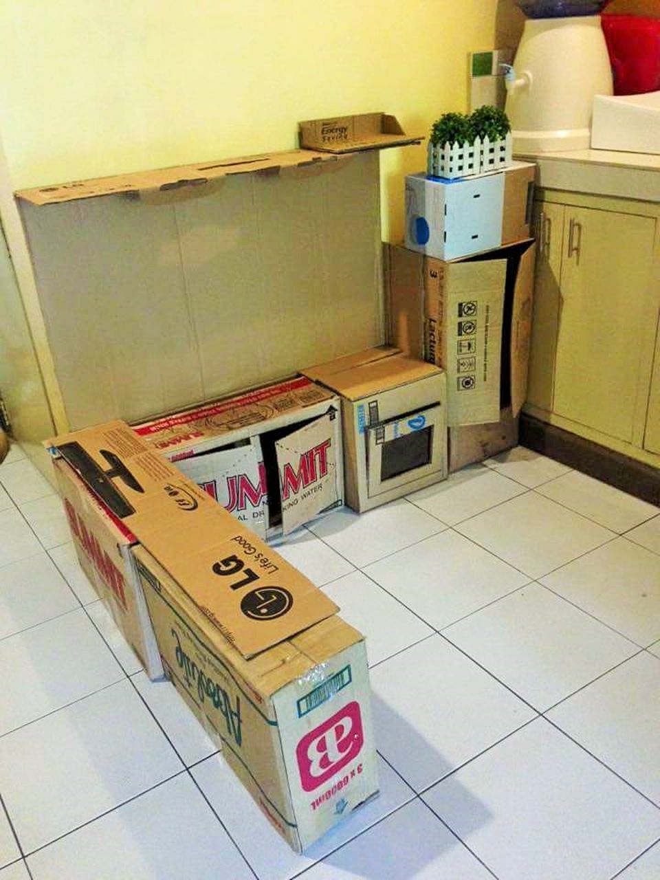 Mutter verwandelt alte Kartons in eine traumhafte Kinderküche