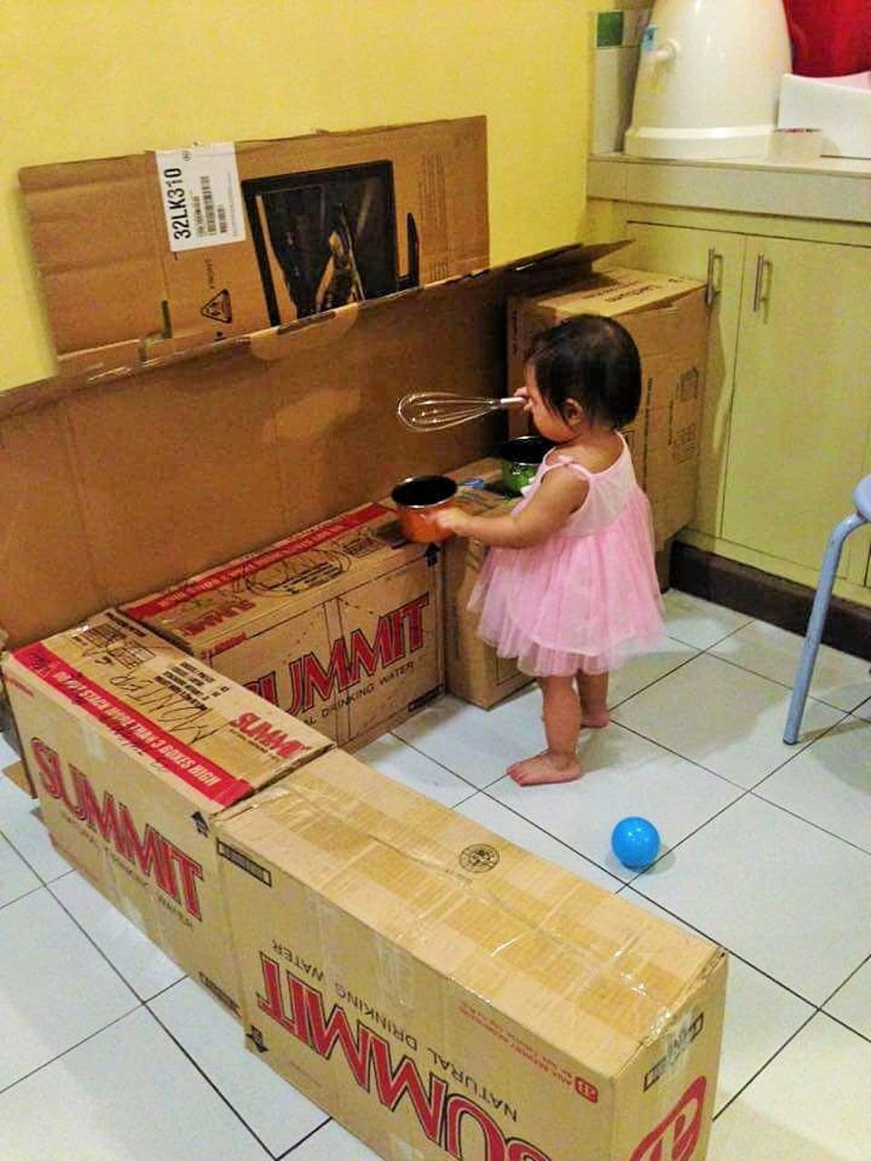 Mutter verwandelt alte Kartons in eine traumhafte Kinderküche