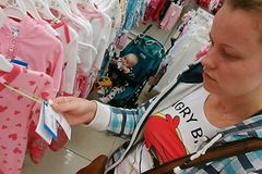 Mutter dokumentiert ihre Babypause mit dem Selfie-Stick Mutter dokumentiert ihre Babypause mit dem Selfie-Stick