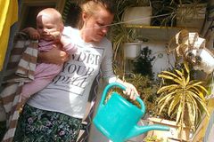 Mutter dokumentiert ihre Babypause mit dem Selfie-Stick Mutter dokumentiert ihre Babypause mit dem Selfie-Stick