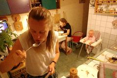 Mutter dokumentiert ihre Babypause mit dem Selfie-Stick Mutter dokumentiert ihre Babypause mit dem Selfie-Stick