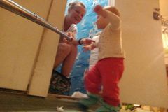 Mutter dokumentiert ihre Babypause mit dem Selfie-Stick Mutter dokumentiert ihre Babypause mit dem Selfie-Stick