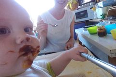 Mutter dokumentiert ihre Babypause mit dem Selfie-Stick Mutter dokumentiert ihre Babypause mit dem Selfie-Stick
