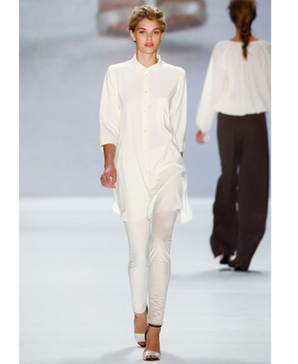 Weiße Leggins gehen gar nicht? Falsch. Wer die helle Variante zur weißen Bluse und weißen Schuhen kombiniert, macht mit dem Allover-Weiß-Look alles richtig.