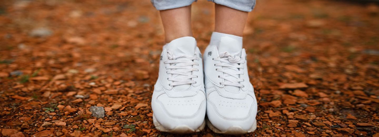 So reinigt ihr eure weißen Sneakers effektiv