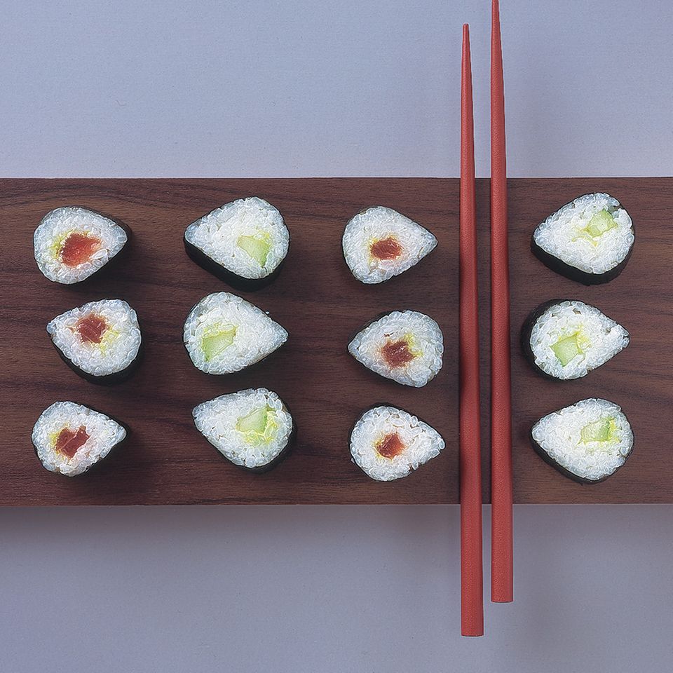 Maki-Sushi mit Tunfisch und Gurke
