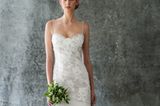 Hochzeitsfrisuren: Frau in Brautkleid mit Schleier und Brautstraß