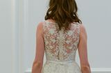 Hochzeitsfrisuren: Frau von hinten in Brautkleid und mit langen Haaren
