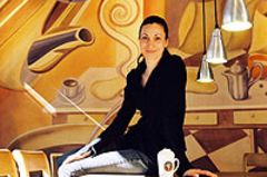 Vanessa Kullmann vor ihren selbst entworfenen Wandbildern. Vanessa Kullmann vor ihren selbst entworfenen Wandbildern.