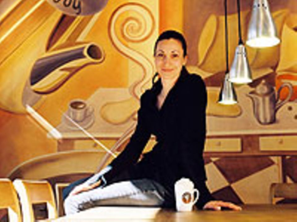 Vanessa Kullmann vor ihren selbst entworfenen Wandbildern.
