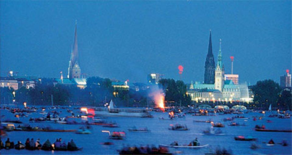 Das traditionelle Kirschblütenfest: Feuerwerk über der Alster Das traditionelle Kirschblütenfest: Feuerwerk über der Alster