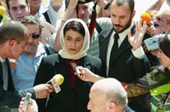 Szenenbild aus "Lemon Tree": Salma und der Anwalt Ziad auf dem Weg zum Gericht Szenenbild aus "Lemon Tree": Salma und der Anwalt Ziad auf dem Weg zum Gericht