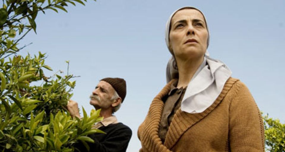 Szenenbild aus "Lemon Tree": Salma und Abu Hussam in ihrem Zitronenhain. Szenenbild aus "Lemon Tree": Salma und Abu Hussam in ihrem Zitronenhain.