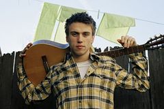 Der Junge mit der Gitarre? Nein, das ist Clueso - gewohnt entspannt Der Junge mit der Gitarre? Nein, das ist Clueso - gewohnt entspannt