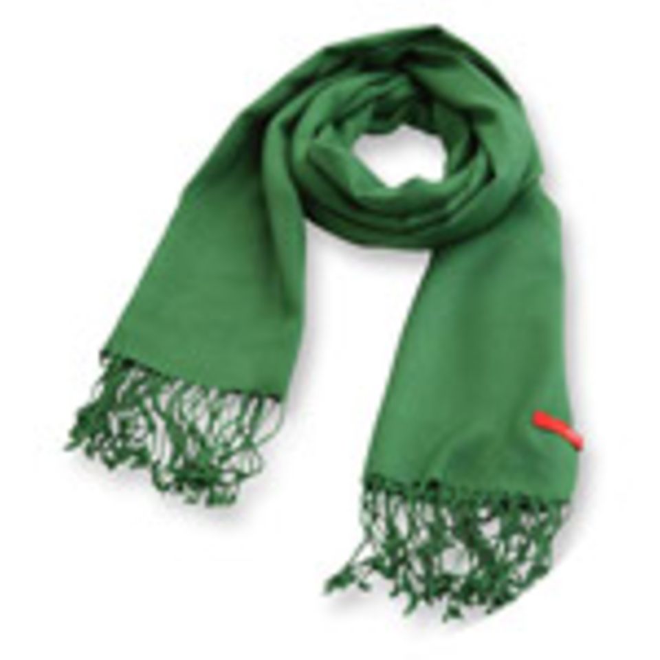 Grüner Fransenschal von Esprit, um 20 Euro. Grüner Fransenschal von Esprit, um 20 Euro.
