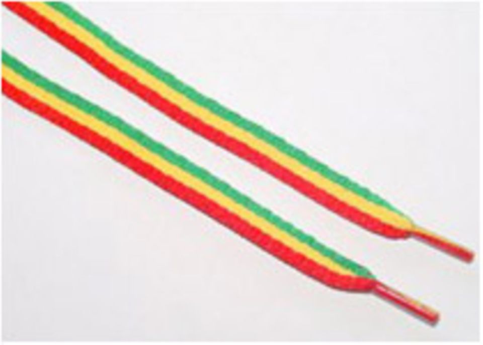 Trendige Schnürsenkel in den Rastafari Farben rot, grün und gelb gibt's für ca. 3 Euro bei www.linke-t-shirts.com