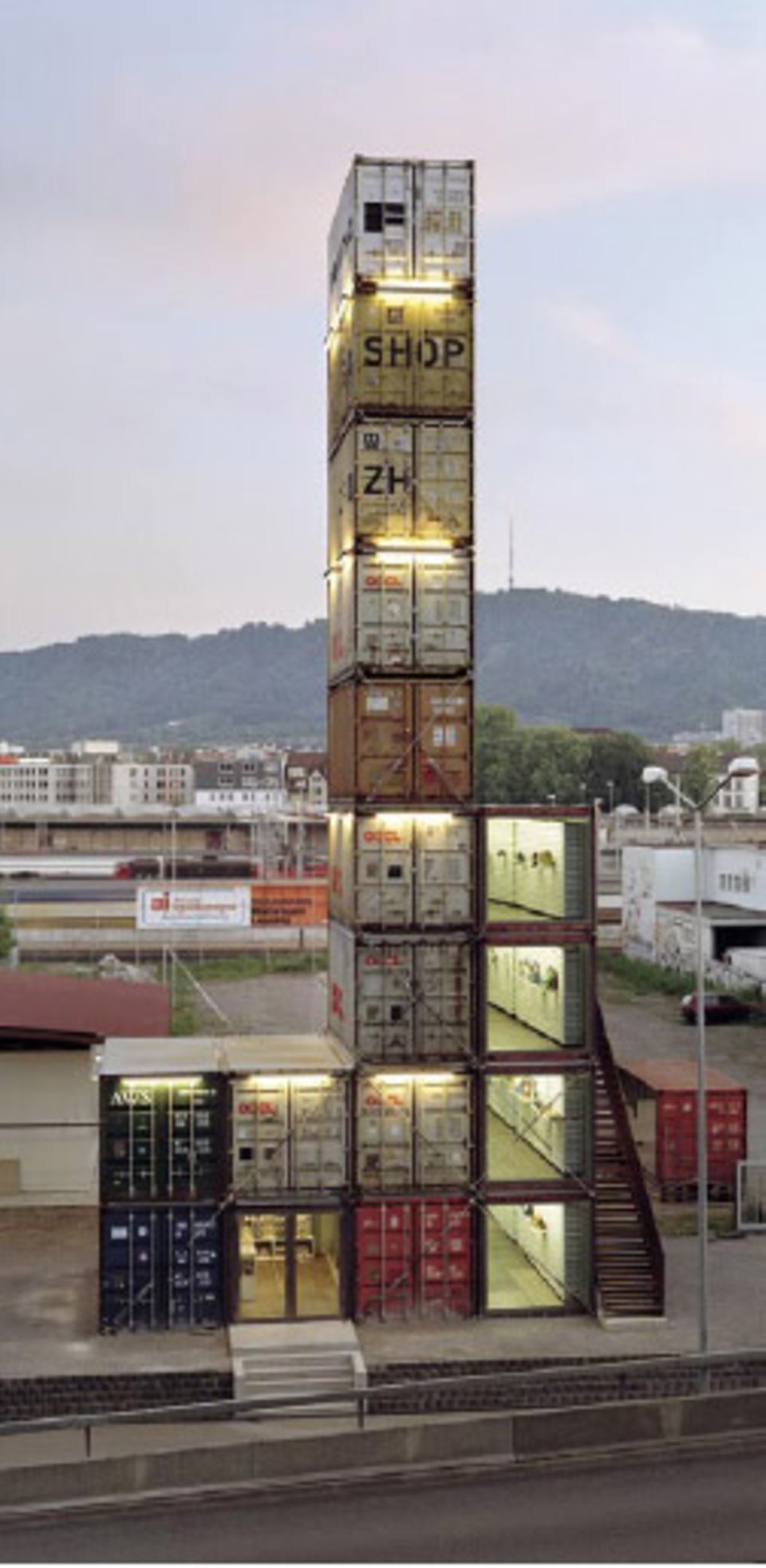 26 Meter hoch ist er, der Freitag-Shop in Zürich. Er besteht aus 17 Containern und beherbergt die weltweit größte Auswahl an Freitag-Taschen