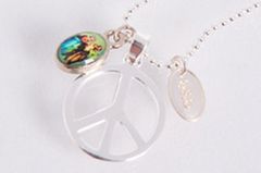 Kette von Brasi & Brasi, um 50 Euro. Über www.brasibrasi.com. Kette von Brasi & Brasi, um 50 Euro. Über www.brasibrasi.com.