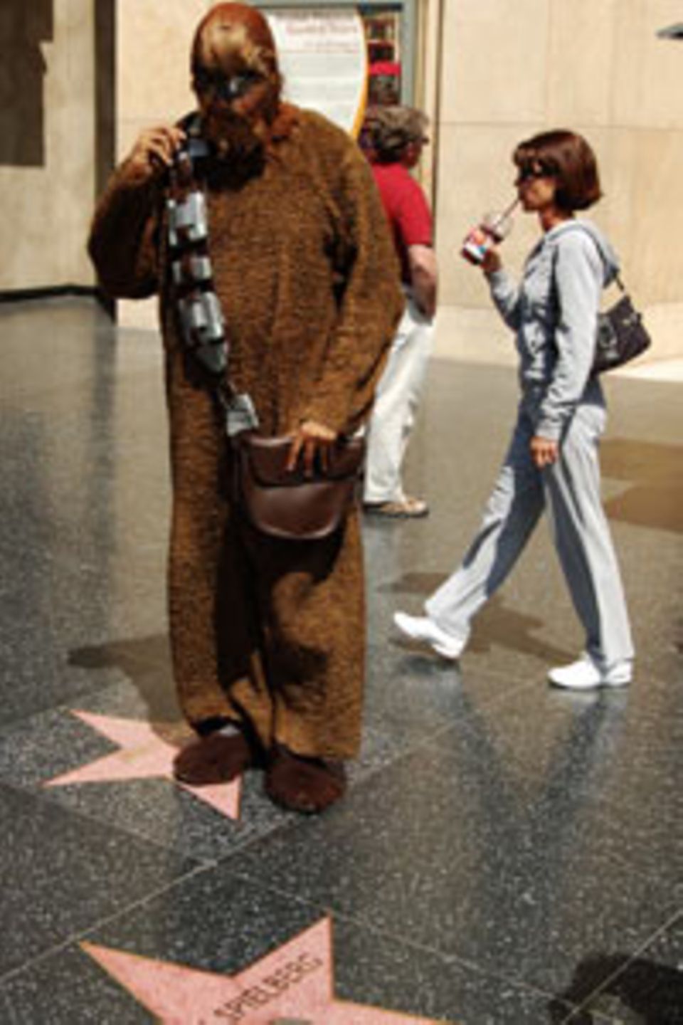 Chewbacca und Steven Spielberg vor dem Kodak Theater in Hollywood Chewbacca und Steven Spielberg vor dem Kodak Theater in Hollywood