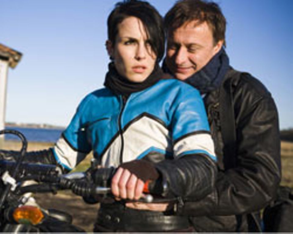 Unerwartete Unterstützung bekommt Blomkvist dabei von der Hackerin Lisbeth Salander (Noomi Rapace) Unerwartete Unterstützung bekommt Blomkvist dabei von der Hackerin Lisbeth Salander (Noomi Rapace)
