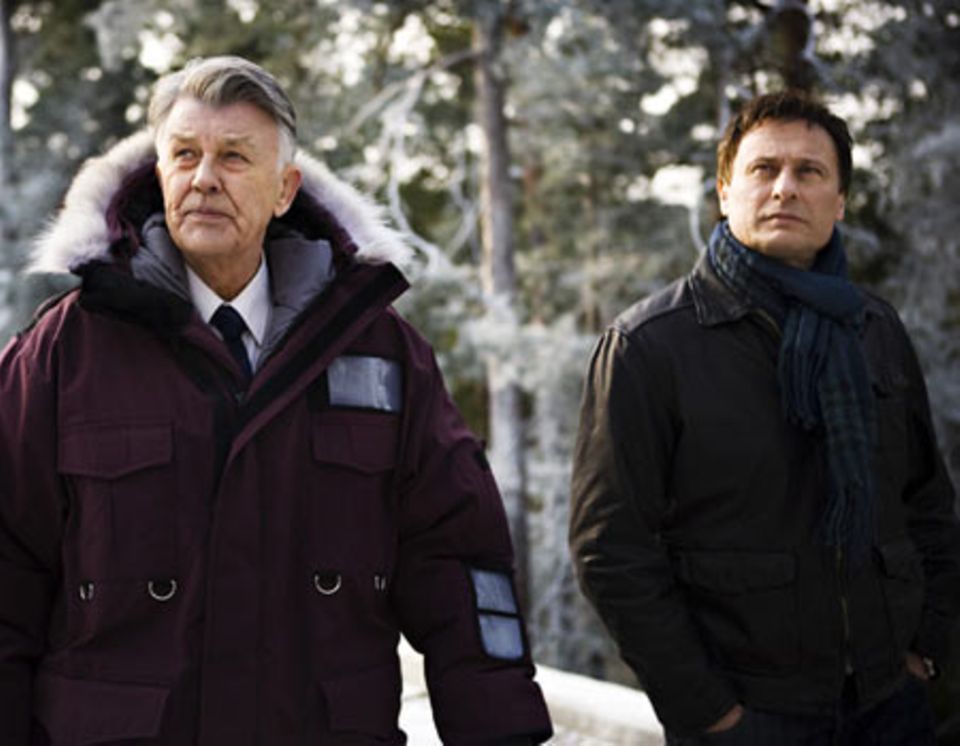 Henrik Vanger (li., Sven-Bertil Taube) beauftragt den Enthüllungsjournalisten Mikael Blomkvist (Michael Nyqvist), das mysteriöse Verschwinden seiner Nichte Harriet aufzuklären. Henrik Vanger (li., Sven-Bertil Taube) beauftragt den Enthüllungsjournalisten Mikael Blomkvist (Michael Nyqvist), das mysteriöse Verschwinden seiner Nichte Harriet aufzuklären.