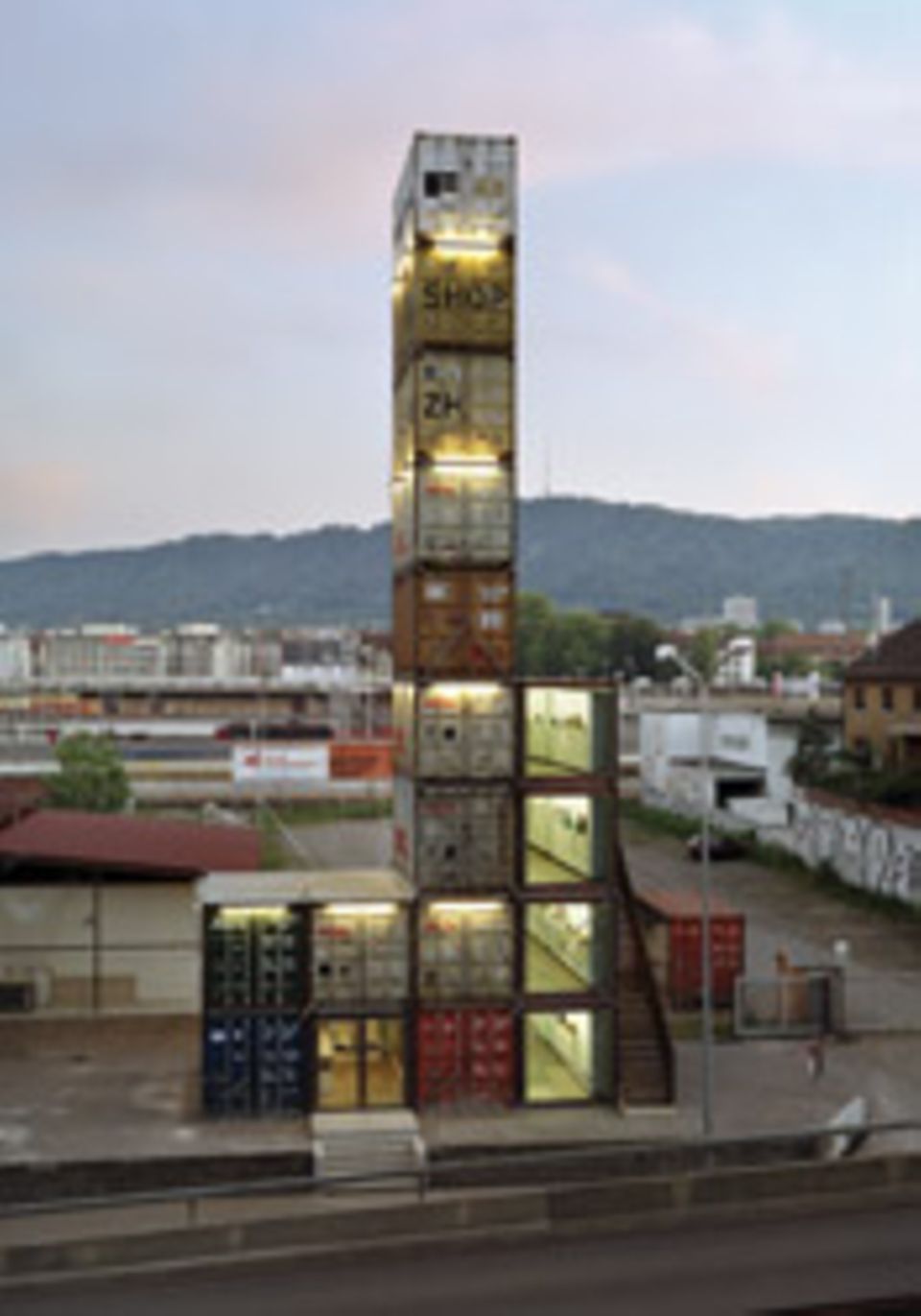 Der Freitag-Shop in Zürich besteht aus alten Containern
