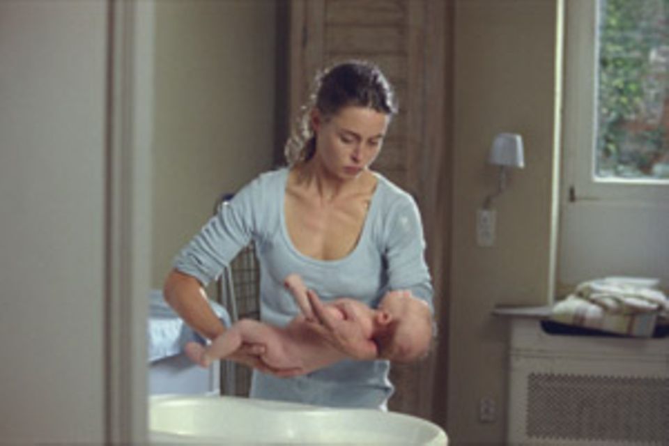 Rebecca badet ihren Sohn. Und gerät in Versuchung, ihn zu ertränken. Rebecca badet ihren Sohn. Und gerät in Versuchung, ihn zu ertränken.