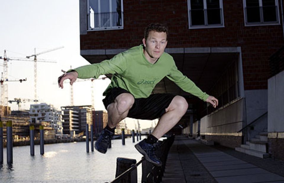 Trainer Matthias zeigt Monique wie's geht Trainer Matthias zeigt Monique wie's geht
