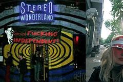 Das Stereo Wonderland (links) und Suzi vor dem Hallmackenreuther Das Stereo Wonderland (links) und Suzi vor dem Hallmackenreuther