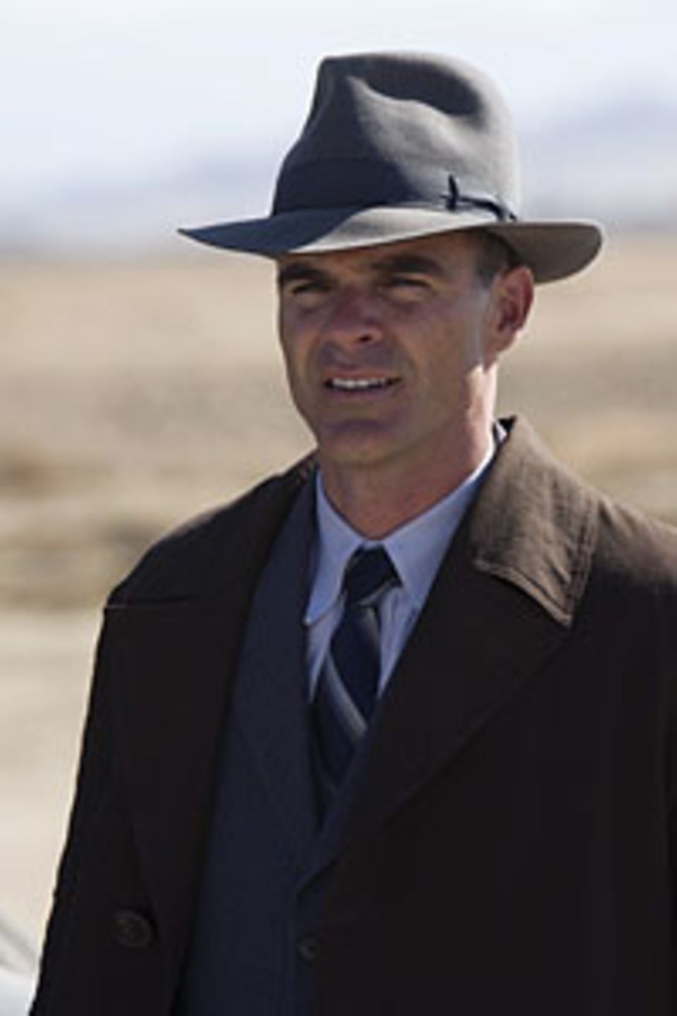 Detective Lester Ybarra (Michael Kelly)