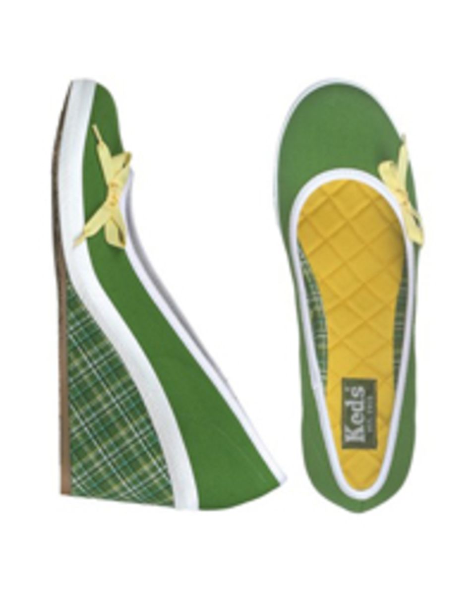 Raffiniert-sportliche Wedge-Ballerinas in knalligem Grün mit Schleifchen von Keds, ca. 64,99 Euro. Raffiniert-sportliche Wedge-Ballerinas in knalligem Grün mit Schleifchen von Keds, ca. 64,99 Euro.