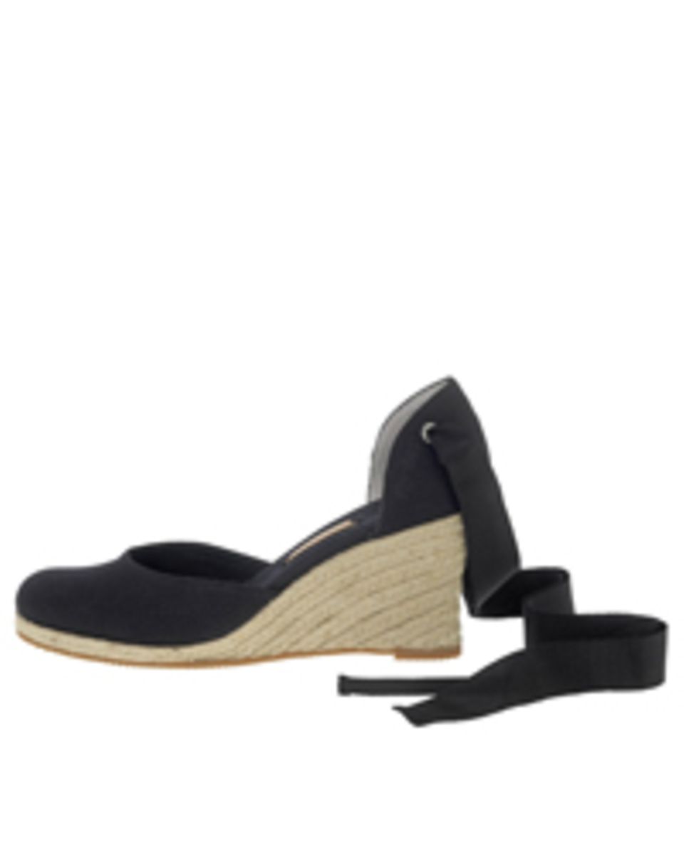 Halboffene Plateau-Sandalette mit Fesselriemchen zum Binden von flip flop, ca. 49,95 Euro. Halboffene Plateau-Sandalette mit Fesselriemchen zum Binden von flip flop, ca. 49,95 Euro.